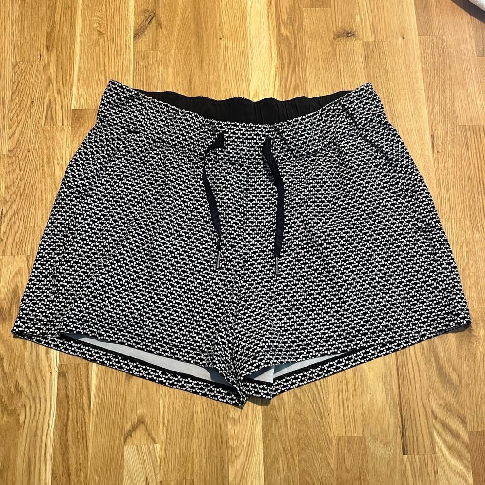 Lululemon Size 8 Black and White Patterned Shorts